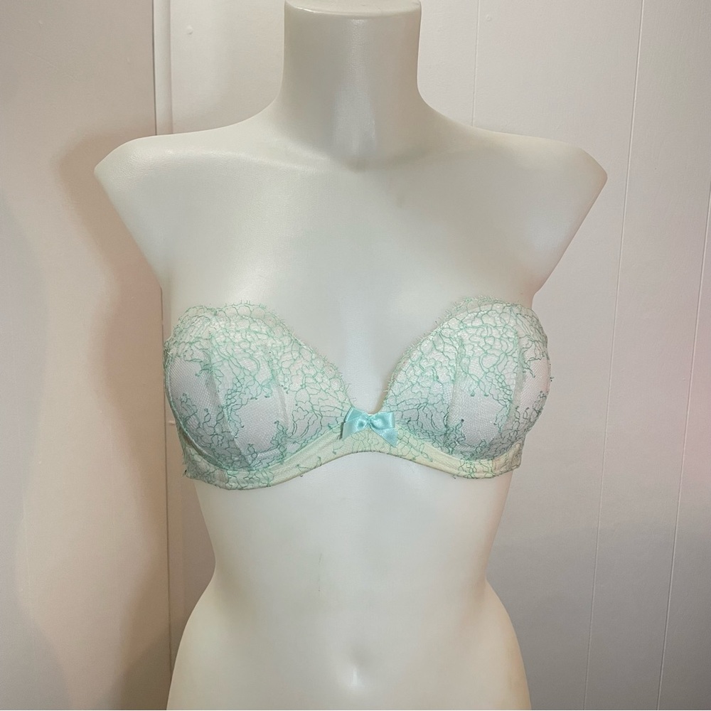 Victoria’s Secret very sexy strapless bra